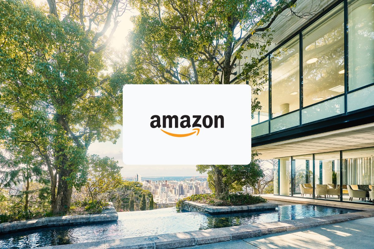 緑に囲まれたSOLA KOBEの会場とプール、神戸の街並みを背景にしたAmazonギフトカード