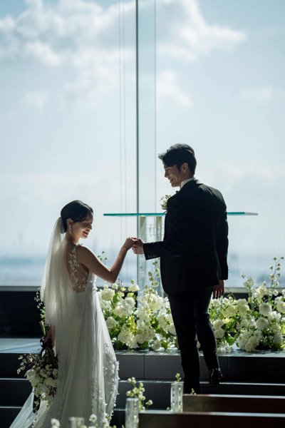 天空の教会で手を取り合う新郎新婦