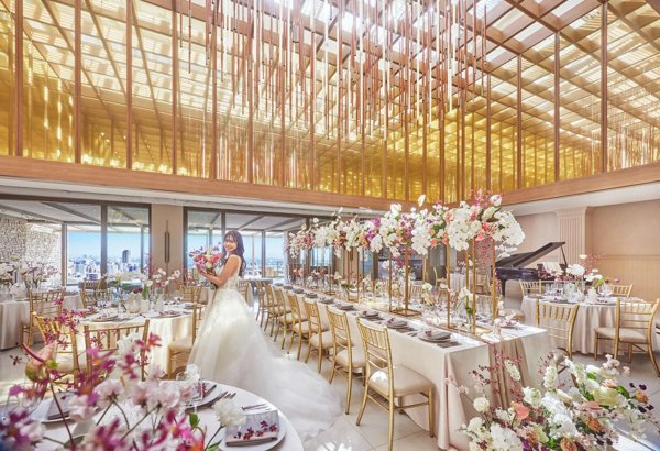 花とテーブルコーディネートで彩られたパーティ会場と花嫁