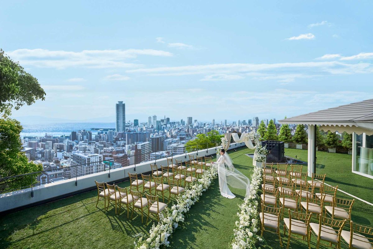 神戸の街並みと海を見渡す芝生のガーデン挙式会場