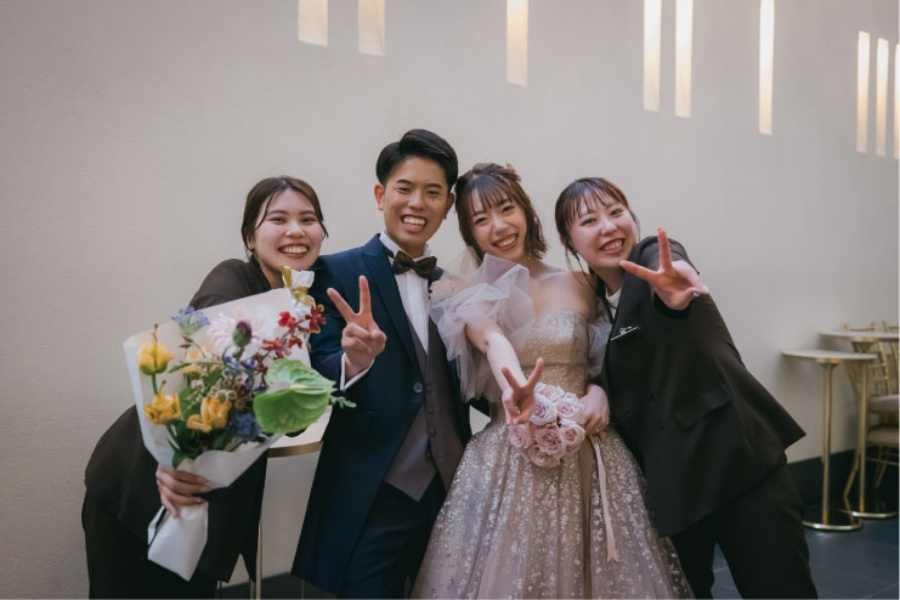 新郎新婦とプランナーの笑顔の記念写真